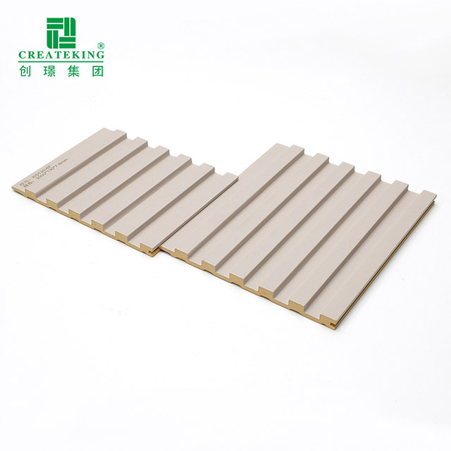 Massive geriffelte Wandpaneele aus PVC, 130 x 7,8 mm