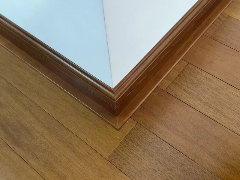 Müssen Hartholzböden zu Fußleisten passen?