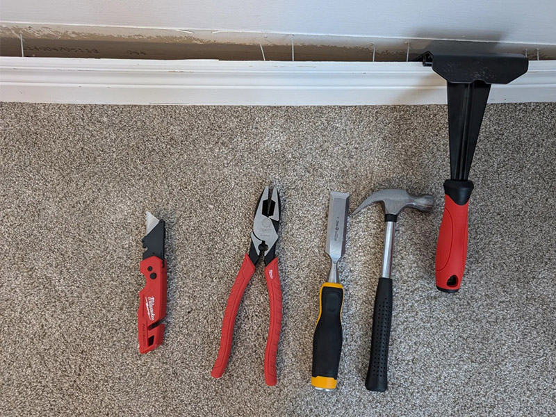 Kann ich einen Teppich verlegen, ohne die Fußleisten zu entfernen?