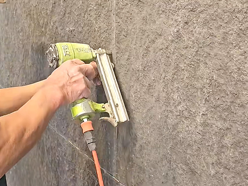 Wie installiert und pflegt man Wandpaneele aus weichem Stein?