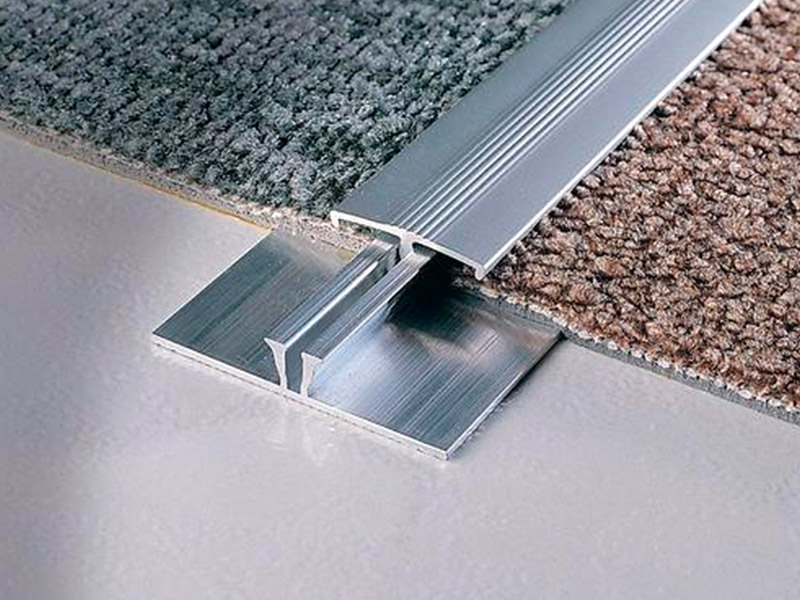 Wie heißt der Metallstreifen zwischen Teppichen?