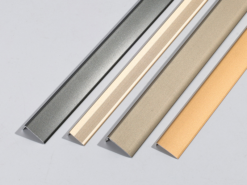 L-f&ouml;rmige Bodenkantenverkleidung aus Aluminium