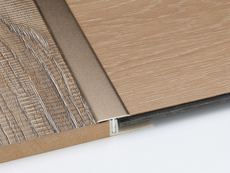 T-f&ouml;rmiger Boden&uuml;bergangsstreifen aus Aluminium