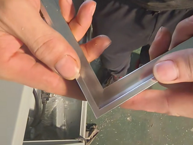 Wie schneidet man Metallfliesenkantenverkleidungen?