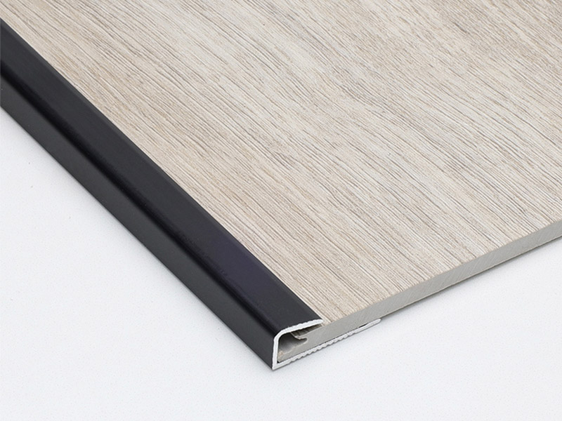 Aluminium-Boden&uuml;bergangsleiste mit quadratischer Kappe