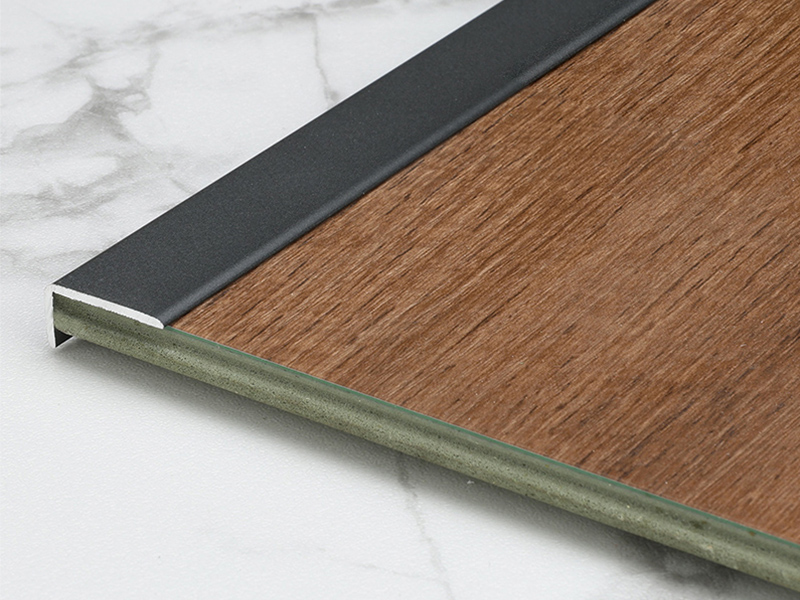 L-f&ouml;rmiger Bodenkantenschutzstreifen aus Aluminium