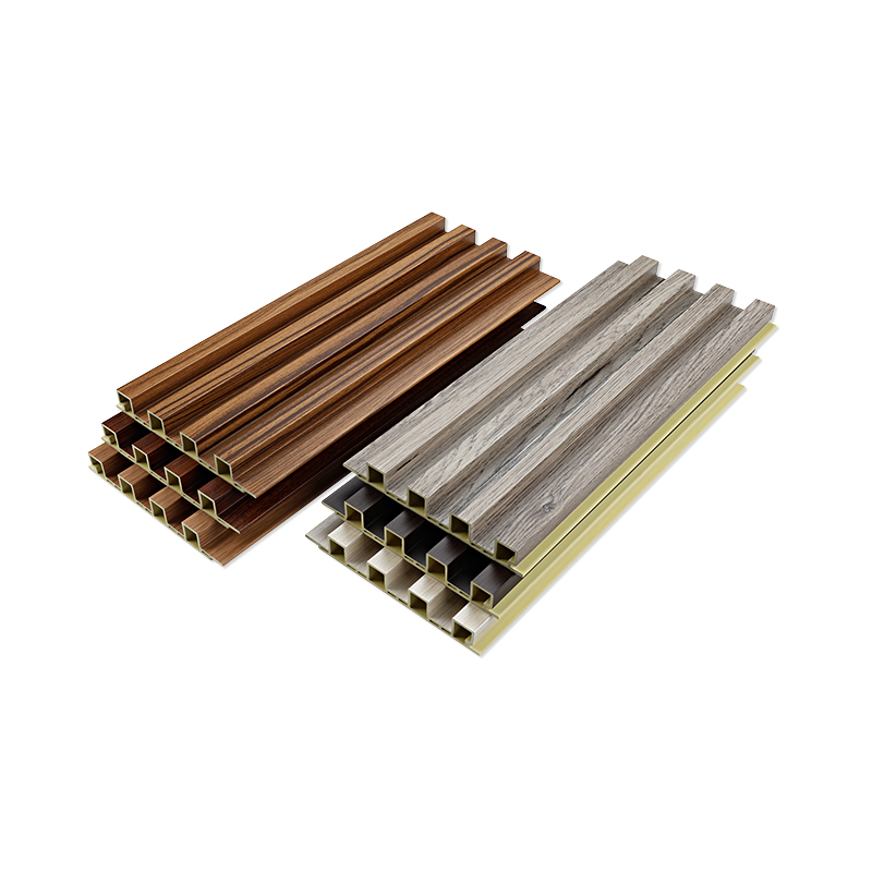 Wand aus geriffelten Paneelen