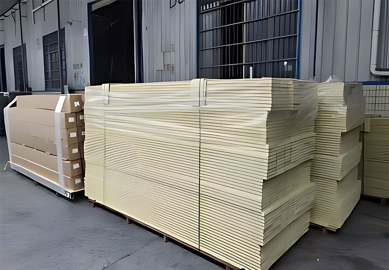 Wandpaneel aus Verbundholz und Kunststoff