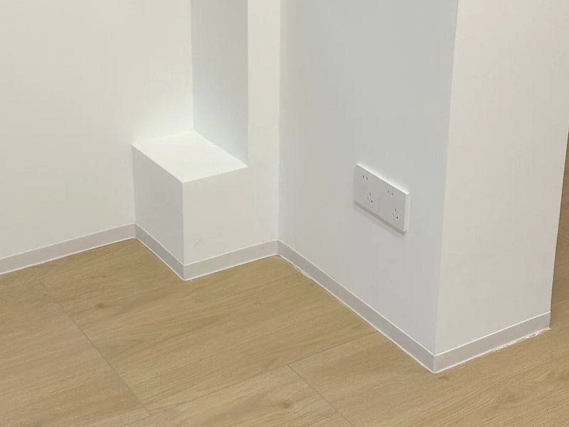 Selbstklebende Sockelleisten